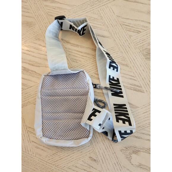 NEW!!! Nike Crossbody Shoulder Chest Travel Mini Sling Bag Silver And Black 5x7 - Picture 2 of 5